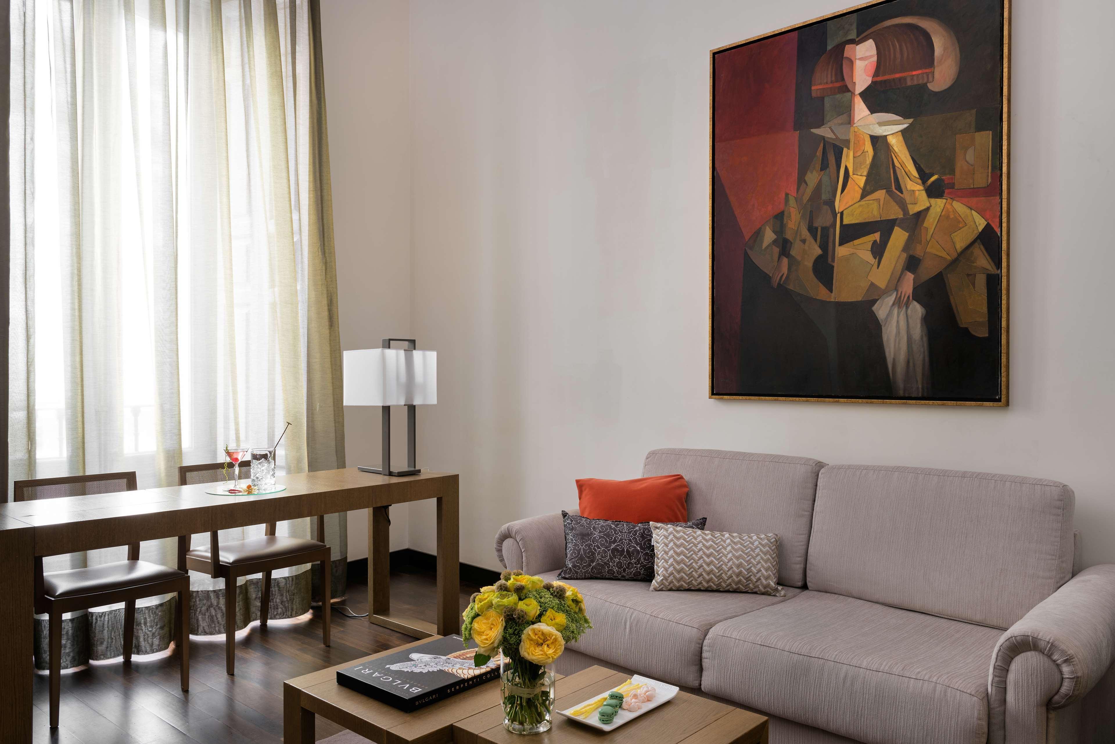 Nh Collection Madrid Palacio De Tepa Kültér fotó A living room in a typical apartment