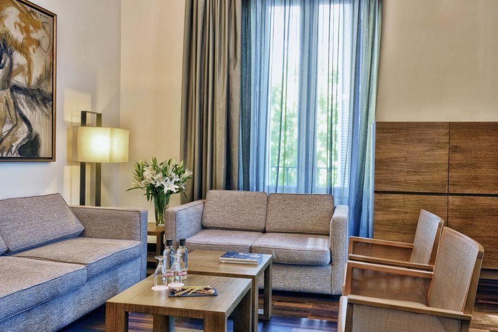 Nh Collection Madrid Palacio De Tepa Kültér fotó A living room at the hotel