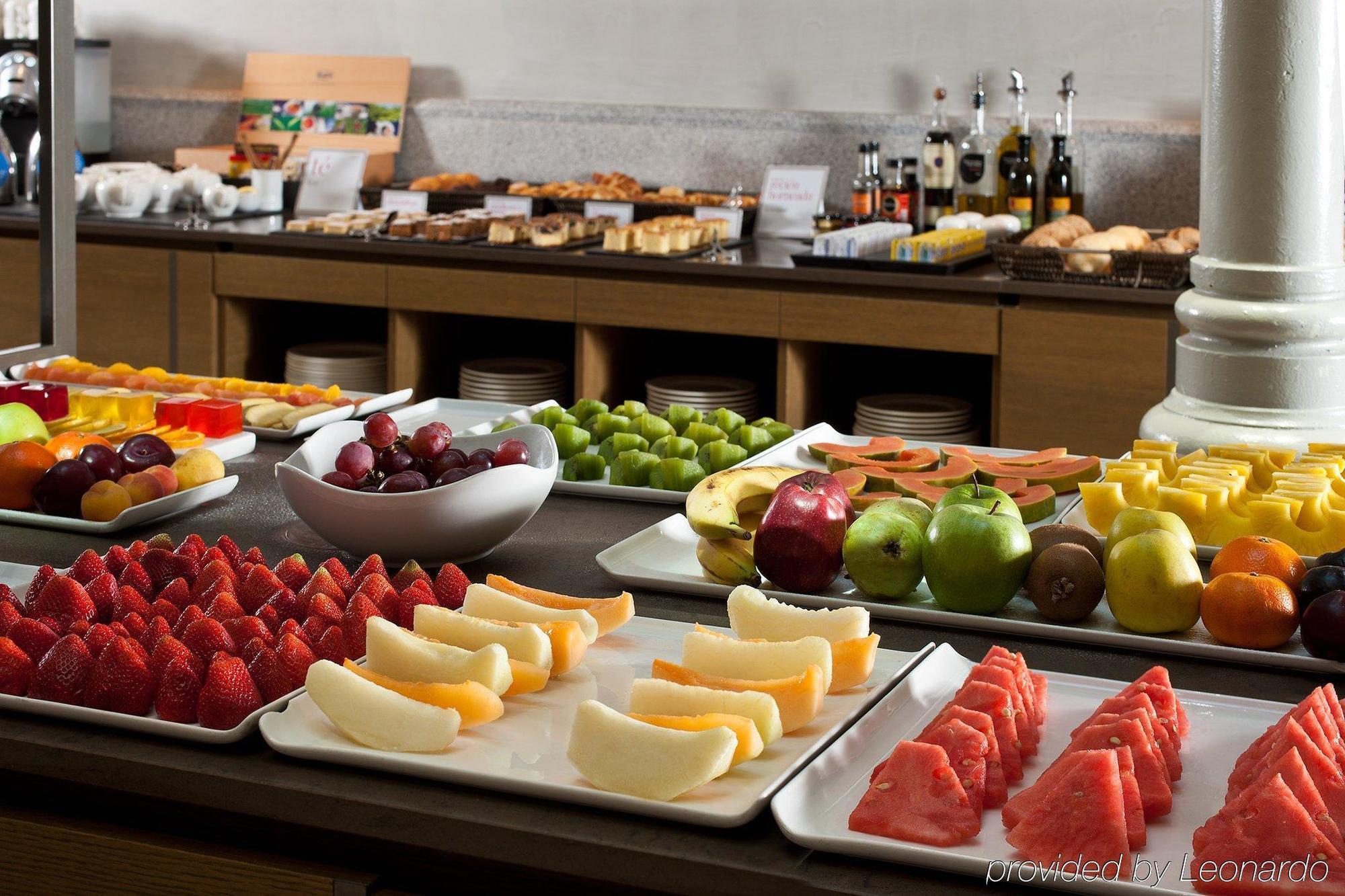 Nh Collection Madrid Palacio De Tepa Kültér fotó Fruit salad